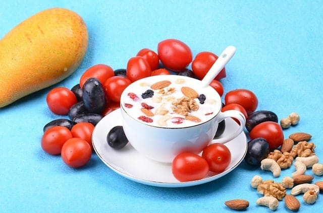 saladebar met yoghurt, amandelen en noten