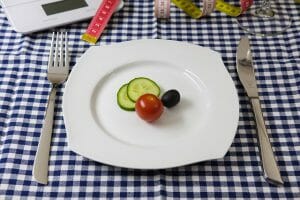 groenten op het bord, mes en vork