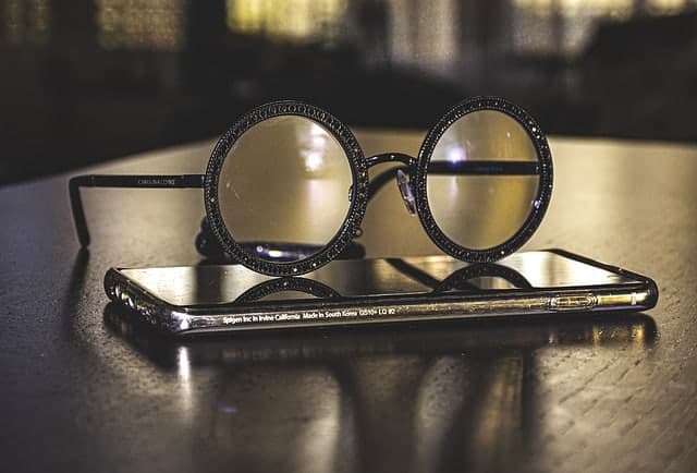 Glazen die op je smartphone liggen