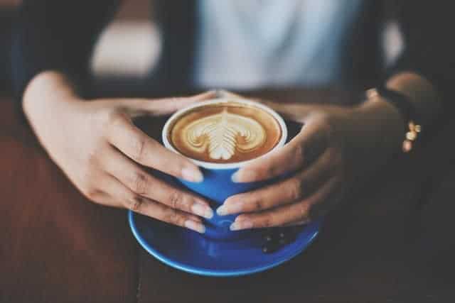 kopje koffie in je handen