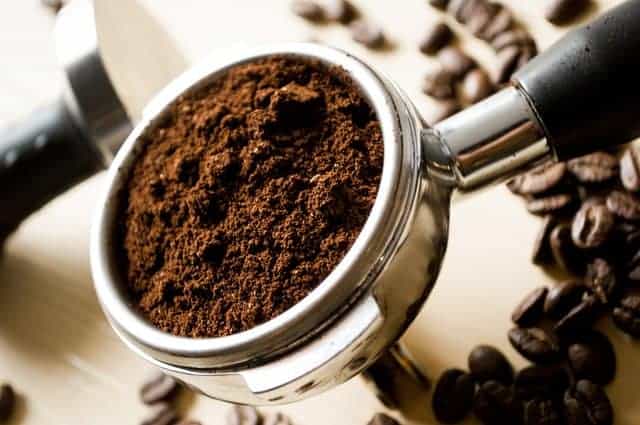 lepel gemalen koffie