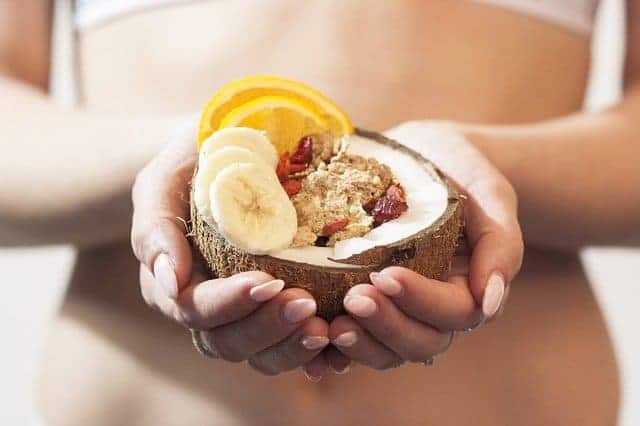 de vrouw houdt een dieetdessert in haar handen