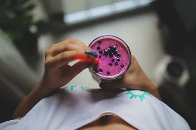 de vrouw drinkt smoothie