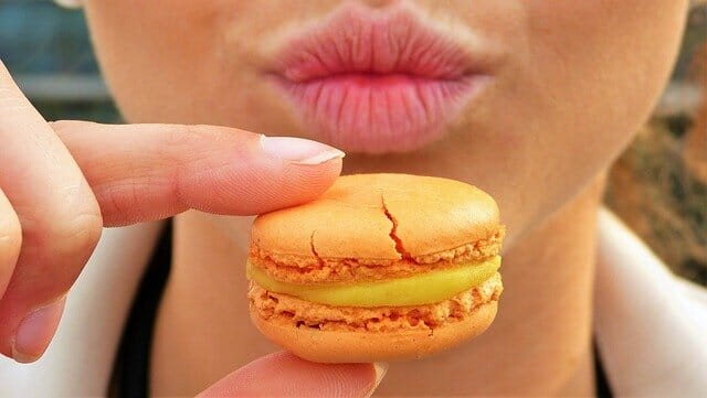 vrouw eet taart