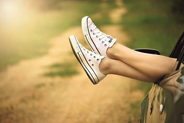 Benen in tennisschoenen